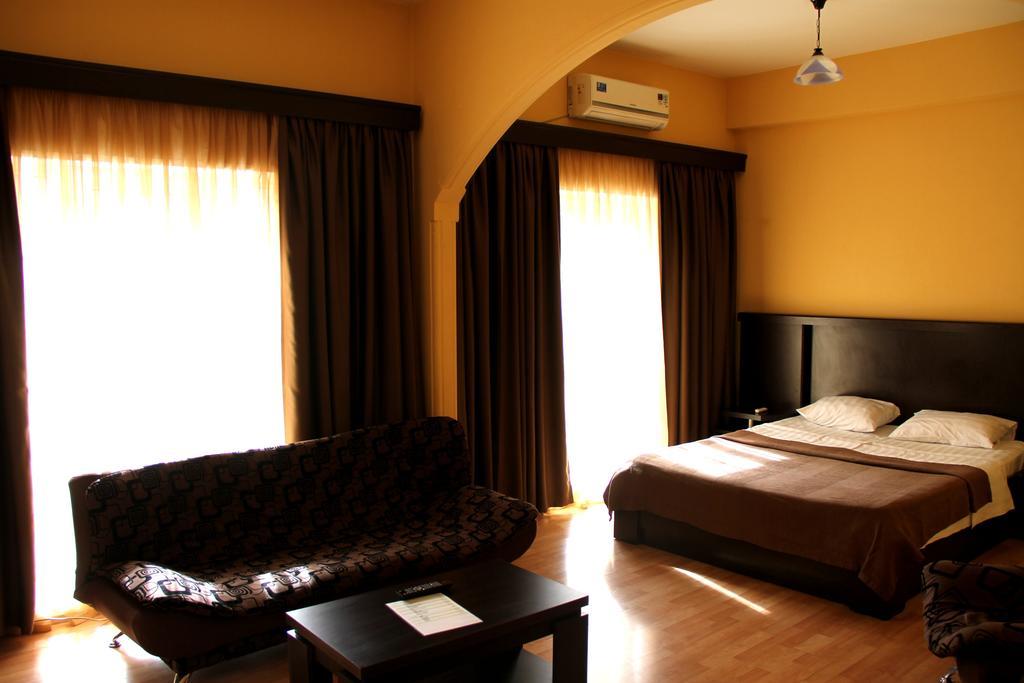 Avenue Hotel Tbiliszi Szoba fotó