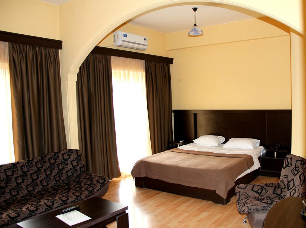Avenue Hotel Tbiliszi Szoba fotó