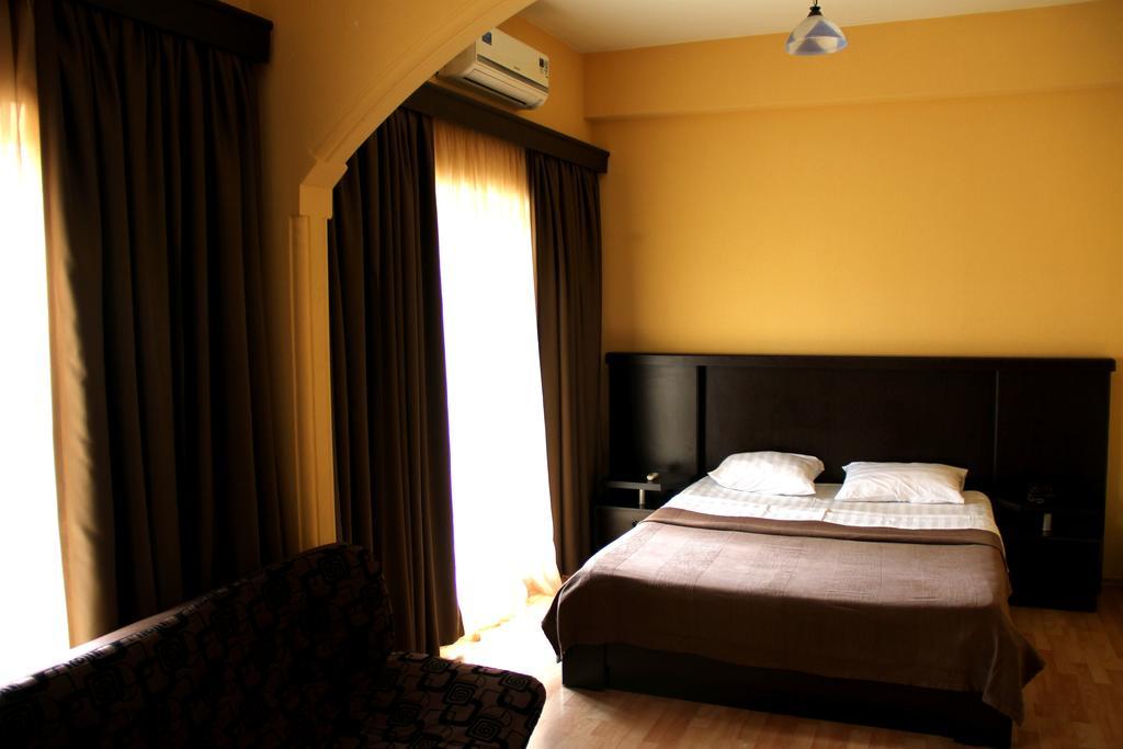 Avenue Hotel Tbiliszi Szoba fotó