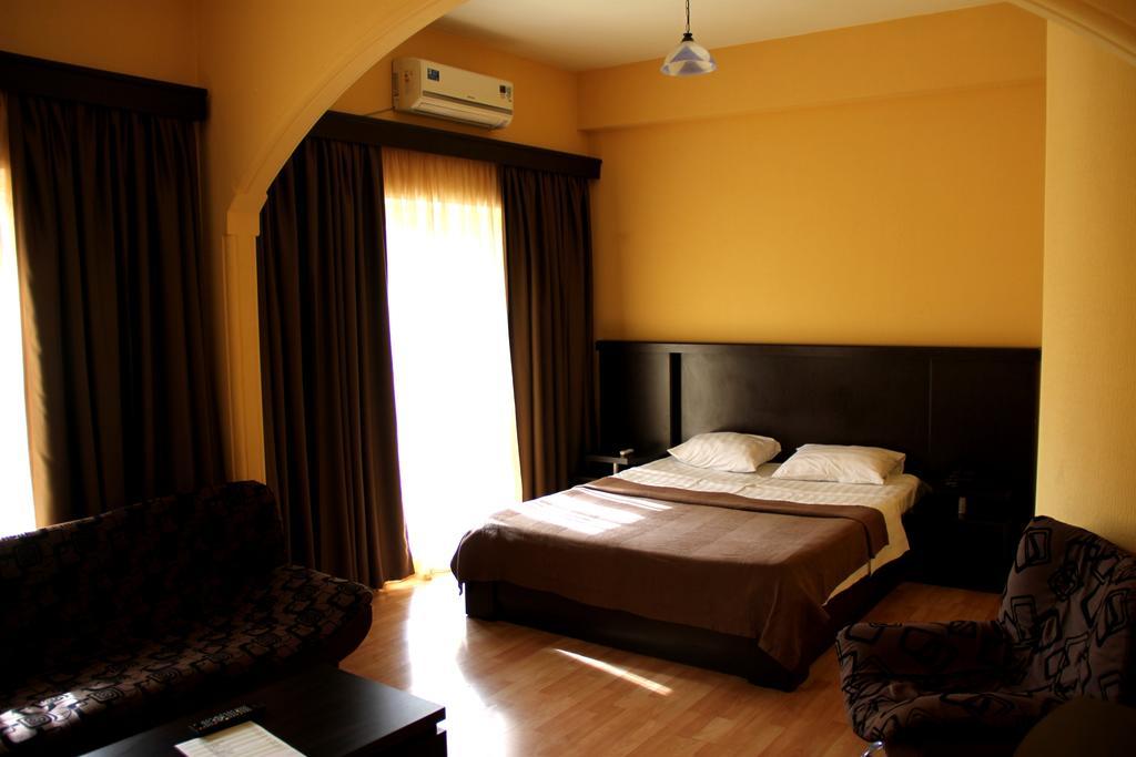 Avenue Hotel Tbiliszi Szoba fotó
