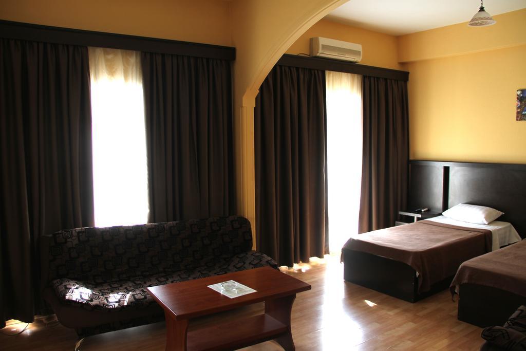 Avenue Hotel Tbiliszi Szoba fotó