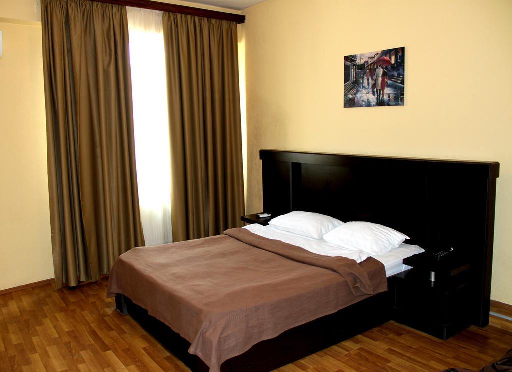 Avenue Hotel Tbiliszi Szoba fotó