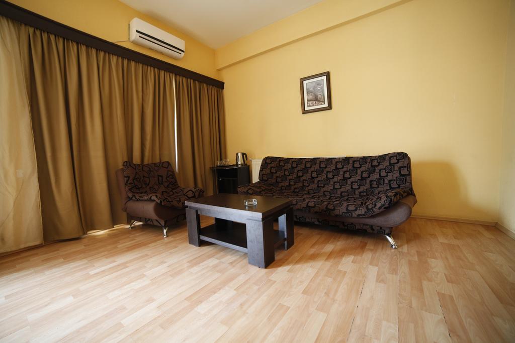 Avenue Hotel Tbiliszi Szoba fotó