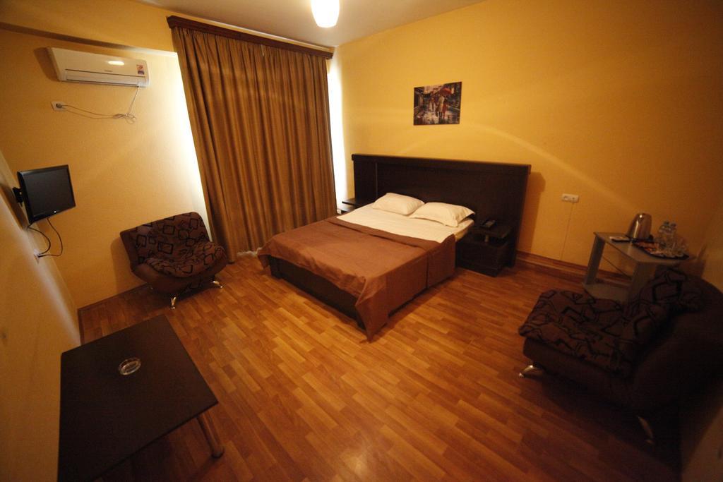 Avenue Hotel Tbiliszi Szoba fotó