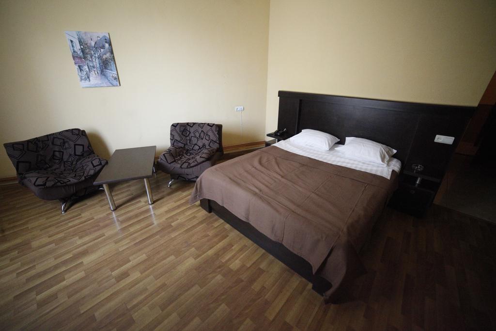 Avenue Hotel Tbiliszi Szoba fotó
