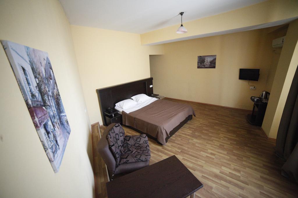 Avenue Hotel Tbiliszi Szoba fotó