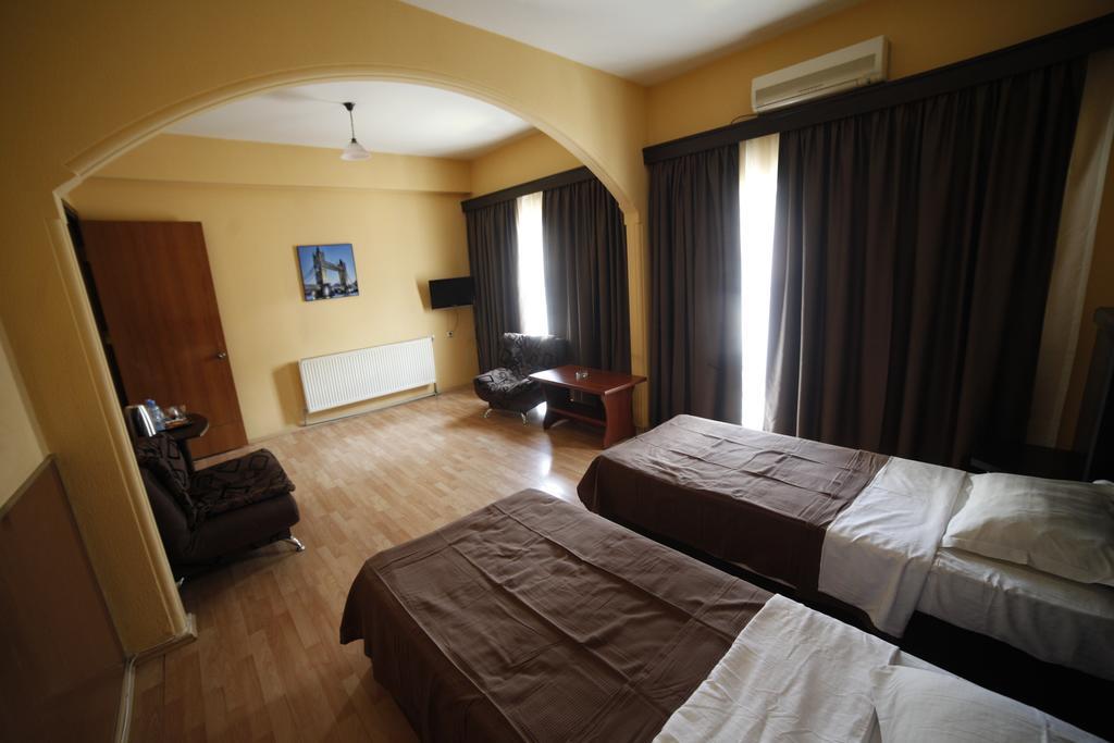 Avenue Hotel Tbiliszi Szoba fotó