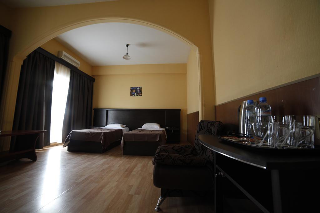 Avenue Hotel Tbiliszi Szoba fotó