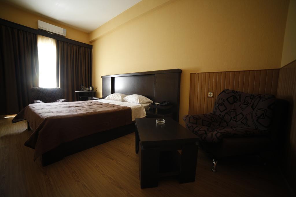 Avenue Hotel Tbiliszi Szoba fotó