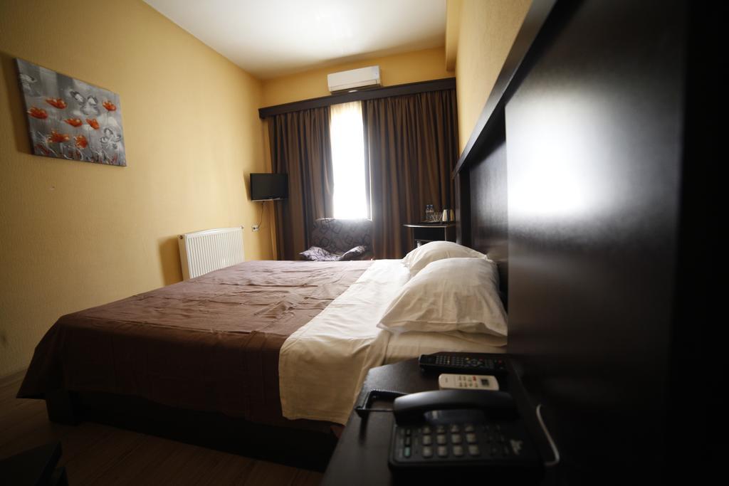 Avenue Hotel Tbiliszi Szoba fotó